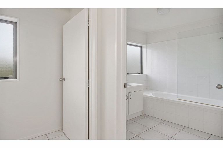 Photo of property in The Haven, 39/120 Beach Haven Road, Beach Haven, Auckland, 0626