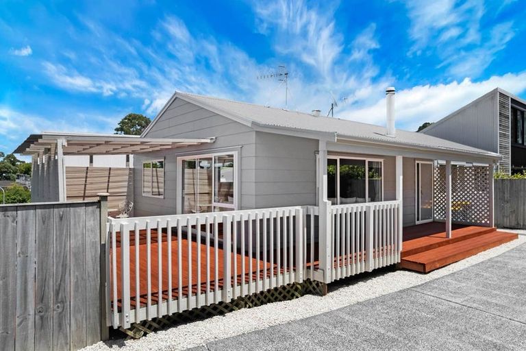 Photo of property in 3 Regency Place, Sunnynook, Auckland, 0632