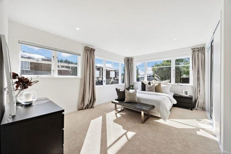 Photo of property in 56 Dale Crescent, Pakuranga, Auckland, 2010