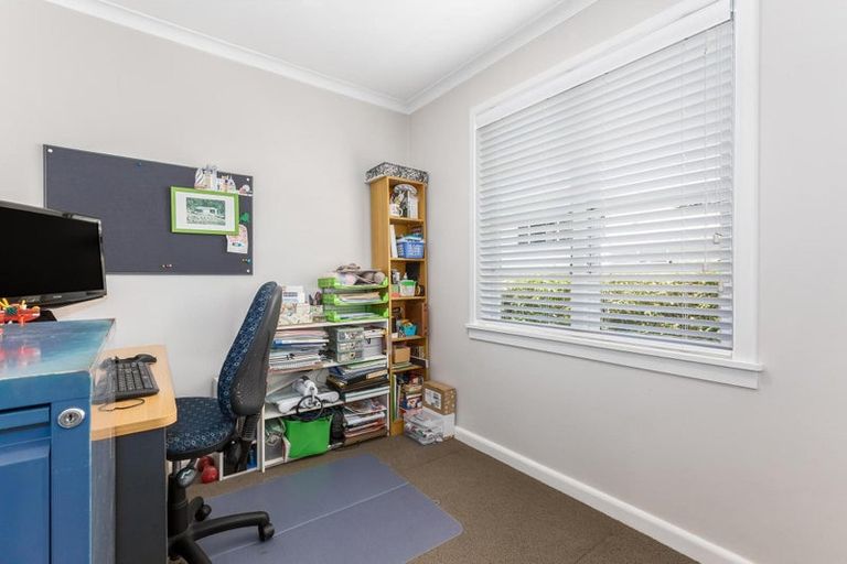 Photo of property in 3 Romney Square, Tawa, Wellington, 5028