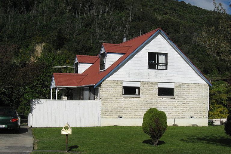 Photo of property in 68 Devon Street, Picton, 7220