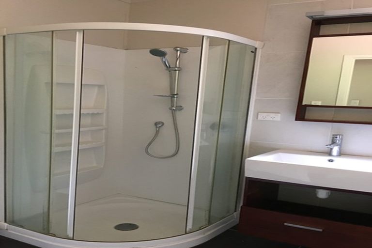 Photo of property in 65 Chelsea View Drive, Chatswood, Auckland, 0626