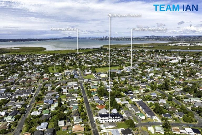 Photo of property in 8/18 Sylvan Crescent, Te Atatu South, Auckland, 0610