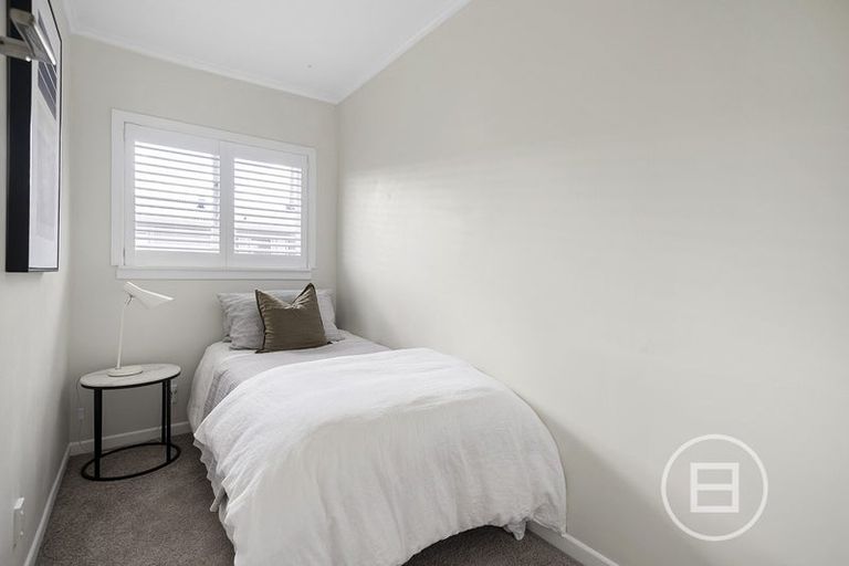 Photo of property in 1/17 Hillcrest Avenue, Hillcrest, Auckland, 0627