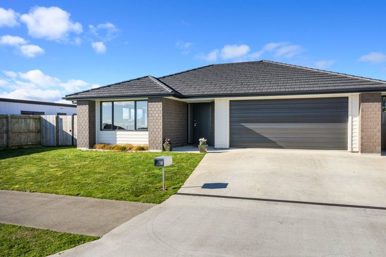 Photo of property in 50 Atlantic Drive, Fitzherbert, Palmerston North, 4410