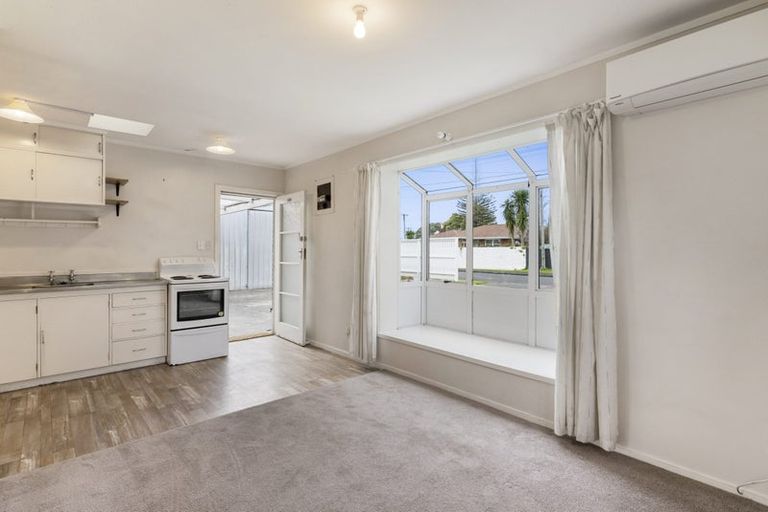 Photo of property in 58 Yeovil Road, Te Atatu Peninsula, Auckland, 0610
