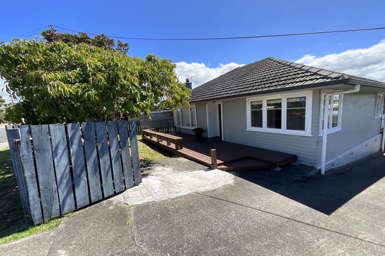 Photo of property in 4 Paton Avenue, Te Atatu South, Auckland, 0610
