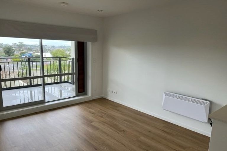 Photo of property in 13c/71 Spencer Road, Oteha, Auckland, 0632