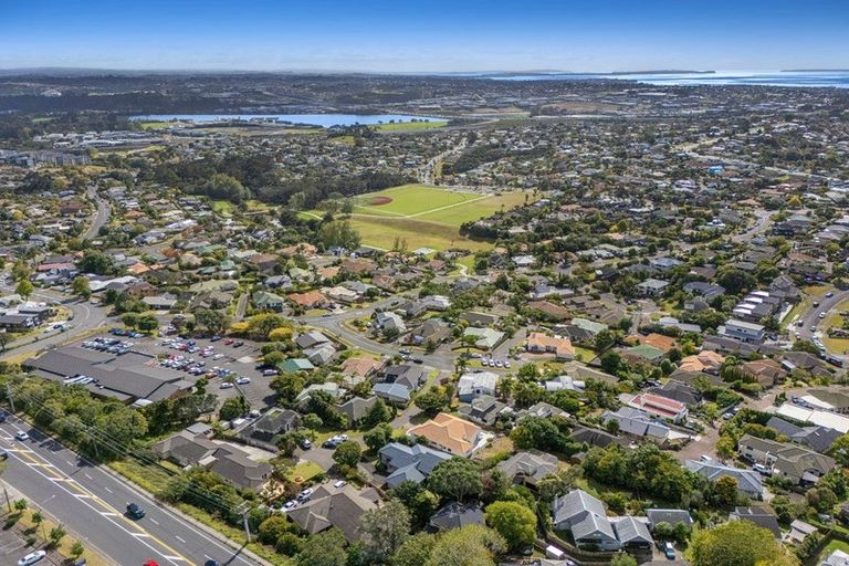 Photo of property in 17 Jacanas Place, Unsworth Heights, Auckland, 0632