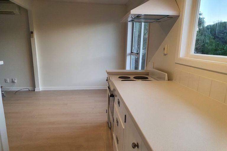 Photo of property in 21 Glanmire Road, Newlands, Wellington, 6037