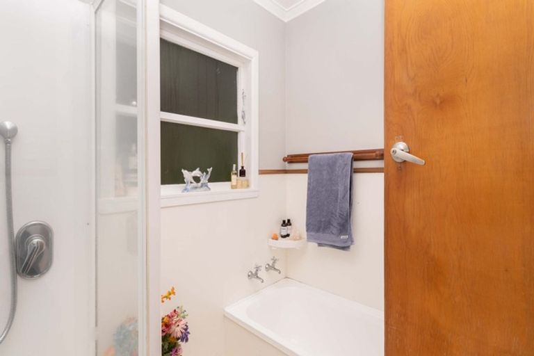 Photo of property in 24a Lyndhurst Road, Tawa, Wellington, 5028