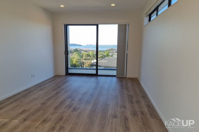 Photo of property in 17a Marina View Drive, West Harbour, Auckland, 0618