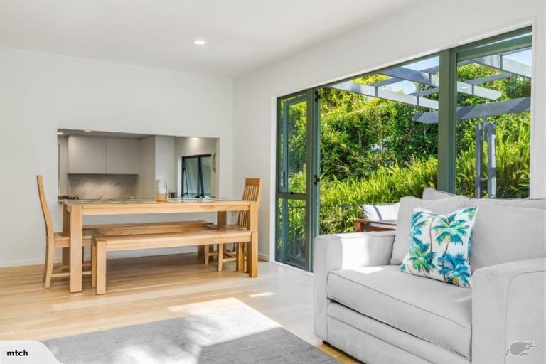 Photo of property in 1/39 Seaton Road, Murrays Bay, Auckland, 0630