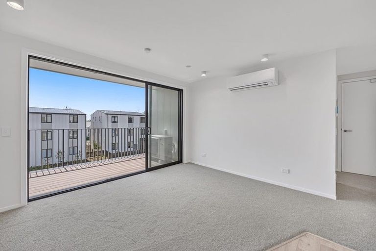 Photo of property in 10 Cessna Crescent, Mangere, Auckland, 2022