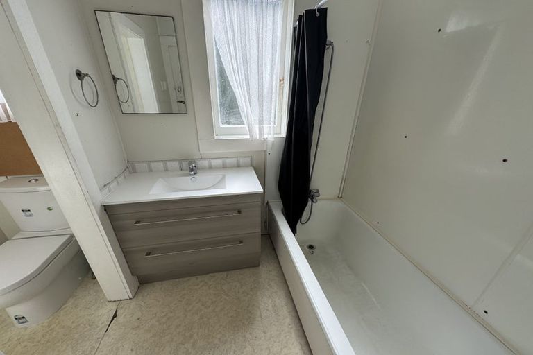 Photo of property in 19 Tirimoana Road, Te Atatu South, Auckland, 0602