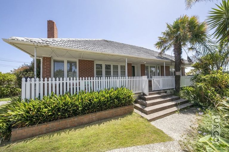 Photo of property in 94 Colwill Road, Massey, Auckland, 0614