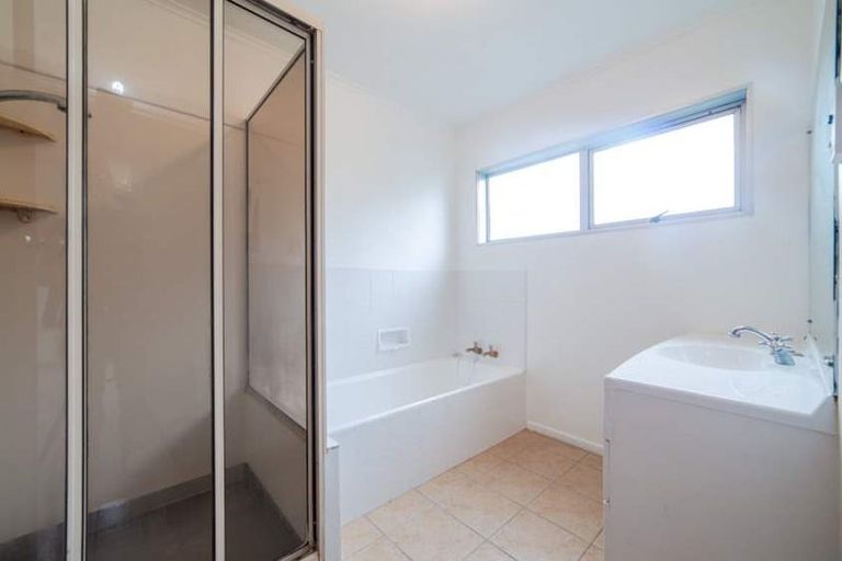 Photo of property in 33 Sunnynook Road, Forrest Hill, Auckland, 0620