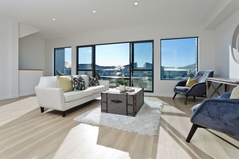 Photo of property in 12 Moki Place, Long Bay, Auckland, 0630