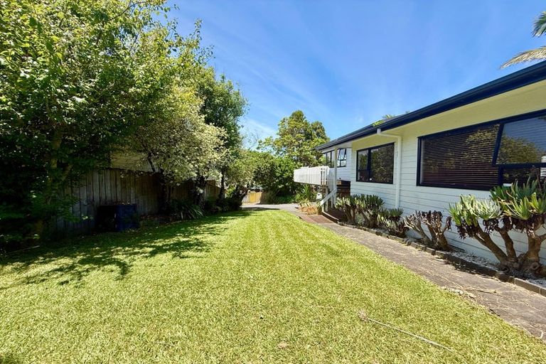 Photo of property in 1/8 Ronald Macken Place, Windsor Park, Auckland, 0632