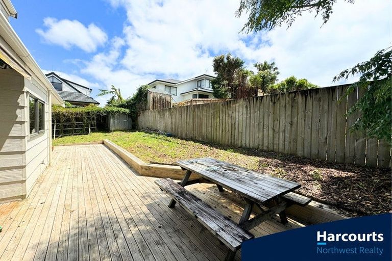 Photo of property in 6a Cambric Place, Botany Downs, Auckland, 2010