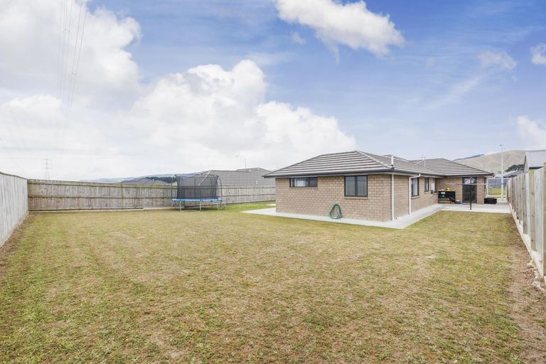 Photo of property in 4 Cyprus Place, Fitzherbert, Palmerston North, 4410