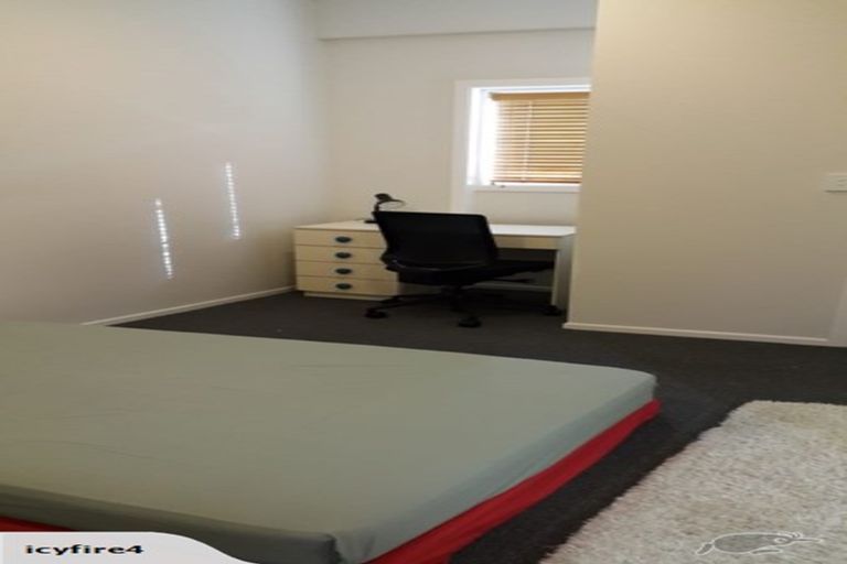 Photo of property in 2/16 Fowler Street, Northcote, Auckland, 0627