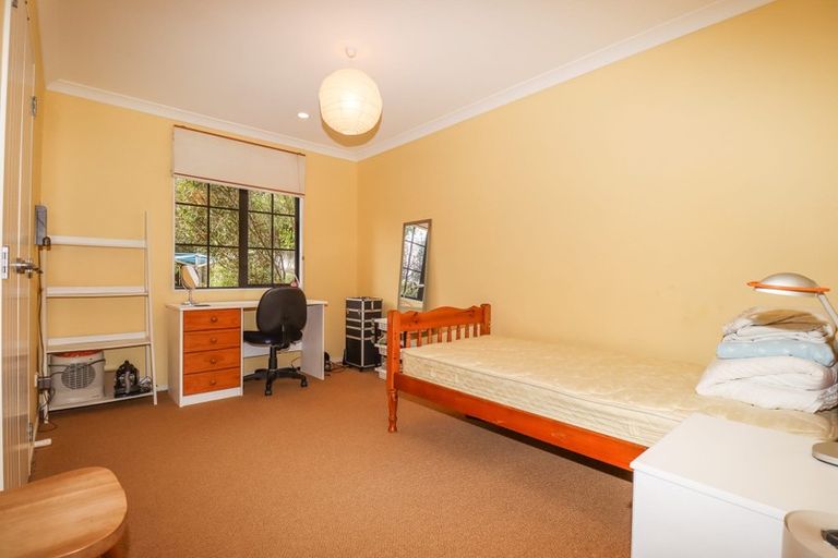 Photo of property in 16 La Lena Grove, Fitzherbert, Palmerston North, 4410
