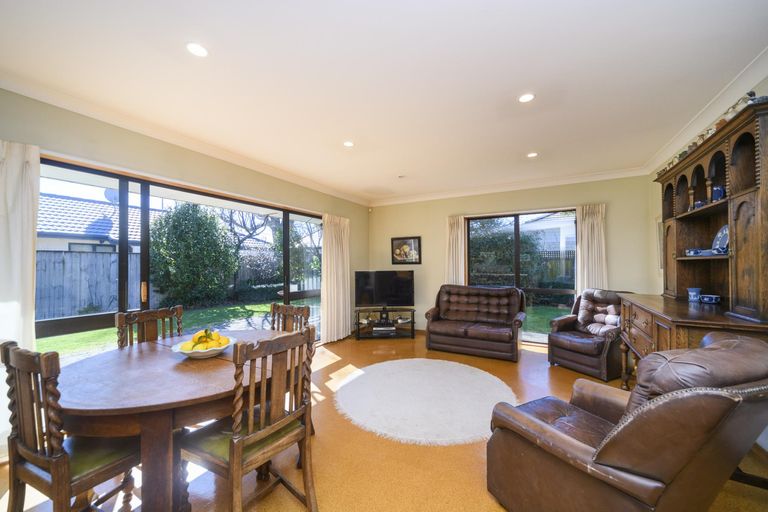 Photo of property in 16 Durham Crescent, Palmerston North, 4414