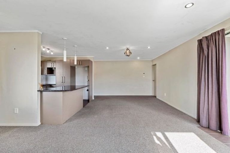 Photo of property in 43 Hewlett Road, Massey, Auckland, 0614