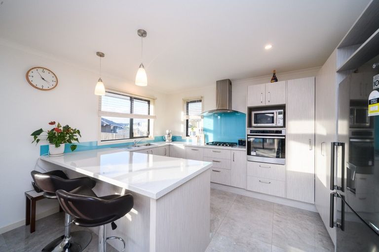 Photo of property in 19 Monaco Grove, Fitzherbert, Palmerston North, 4410