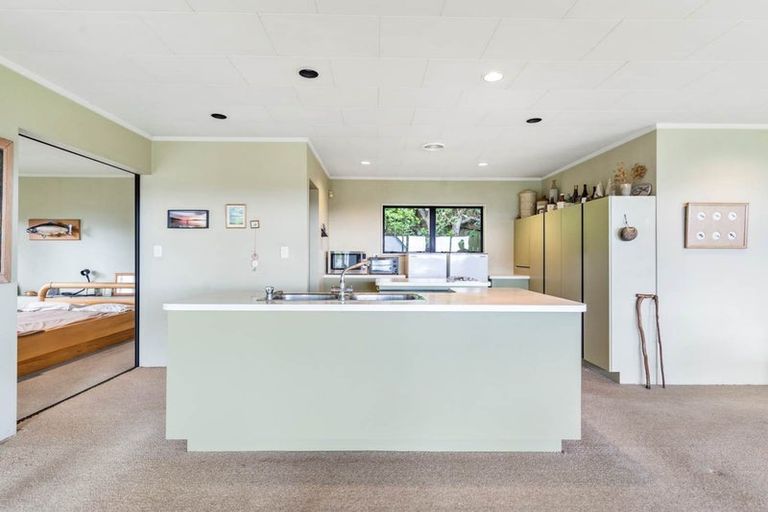 Photo of property in 98 Sunset Road, Unsworth Heights, Auckland, 0632