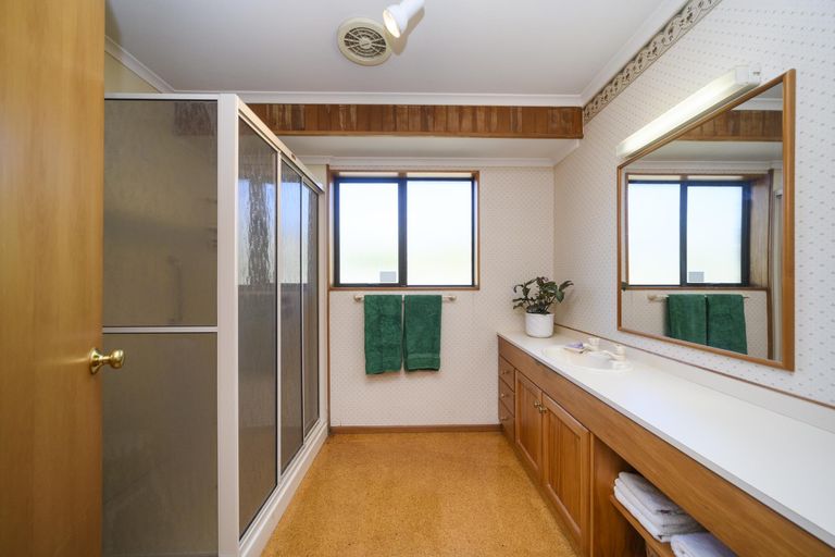 Photo of property in 16 Durham Crescent, Palmerston North, 4414