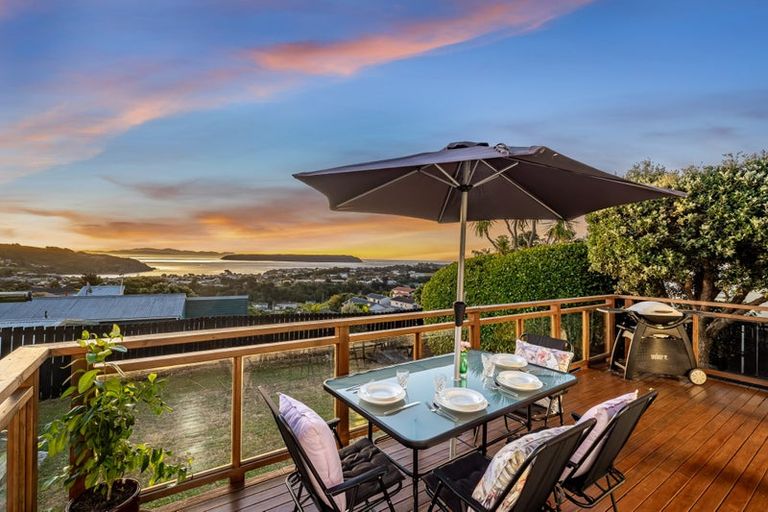 Photo of property in 131 Gloaming Hill, Titahi Bay, Porirua, 5022