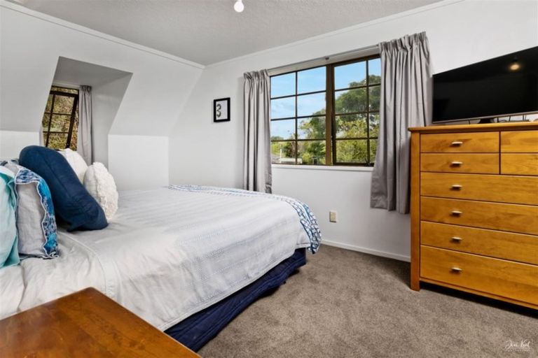 Photo of property in 84 Grassmere Road, Henderson Valley, Auckland, 0612