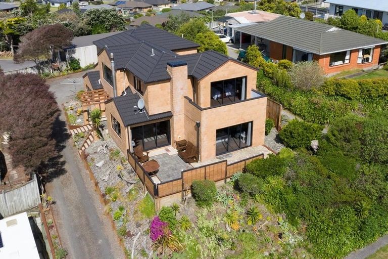 Photo of property in 17 Pine Ridge Terrace, Waikanae Beach, Waikanae, 5036