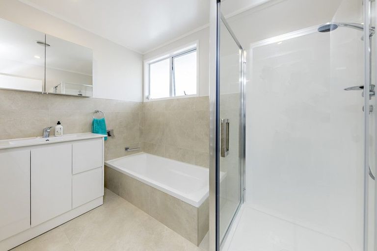 Photo of property in 35 Gossamer Drive, Pakuranga Heights, Auckland, 2010