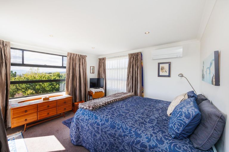 Photo of property in 27 Ruapehu Drive, Fitzherbert, Palmerston North, 4410