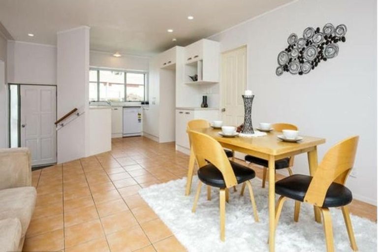 Photo of property in 1 Bridgehead Cove, West Harbour, Auckland, 0618