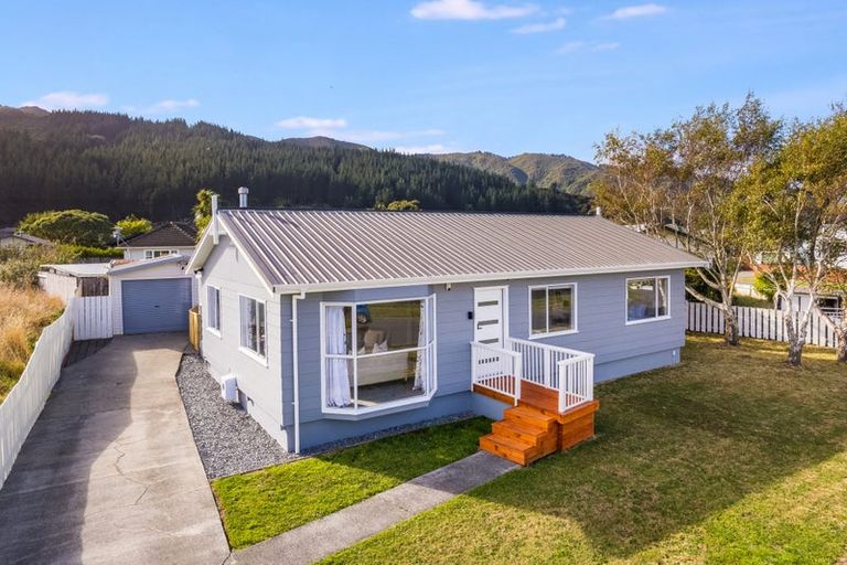 Photo of property in 10 Grimsby Grove, Wainuiomata, Lower Hutt, 5014