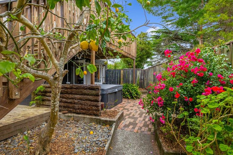 Photo of property in 42 Konini Road, Titirangi, Auckland, 0604