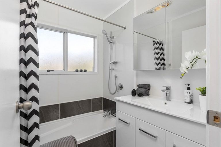 Photo of property in 2/25 Tawa Road, Te Atatu Peninsula, Auckland, 0610