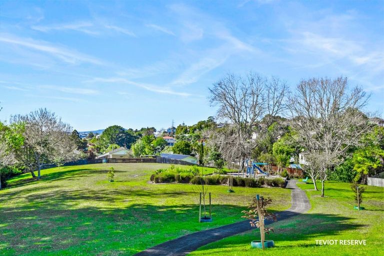 Photo of property in 1/3 Glenvale Place, Totara Vale, Auckland, 0629
