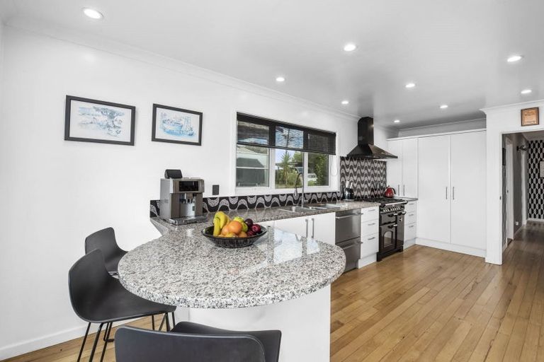 Photo of property in 2/11 Ridge Road, Waiake, Auckland, 0630