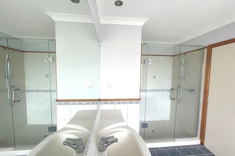 Photo of property in 124 Point View Drive, East Tamaki Heights, Auckland, 2016