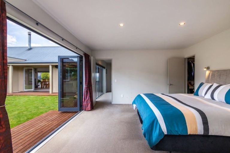 Photo of property in 400 Gillespie Place, Acacia Bay, Taupo, 3385