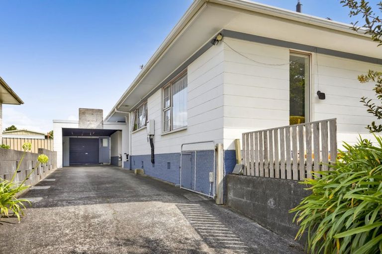 Photo of property in 15 Kauri Street, Inglewood, 4330
