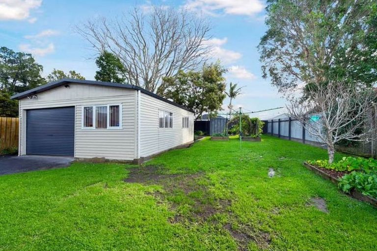 Photo of property in 34 Coniston Avenue, Te Atatu South, Auckland, 0610