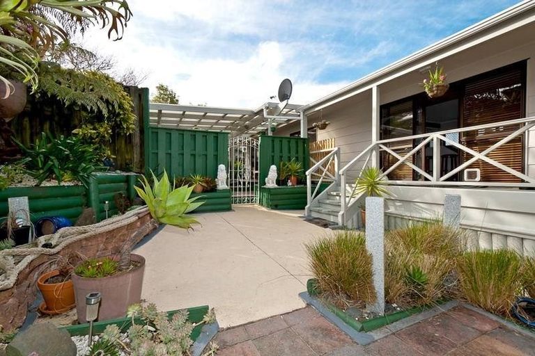 Photo of property in 19 Topliss Drive, Northcross, Auckland, 0632