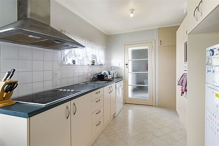 Photo of property in 82 Lincoln Park Avenue, Massey, Auckland, 0614