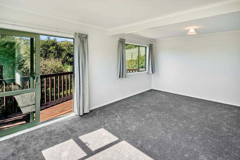 Photo of property in 1a Sunrise Boulevard, Tawa, Wellington, 5028